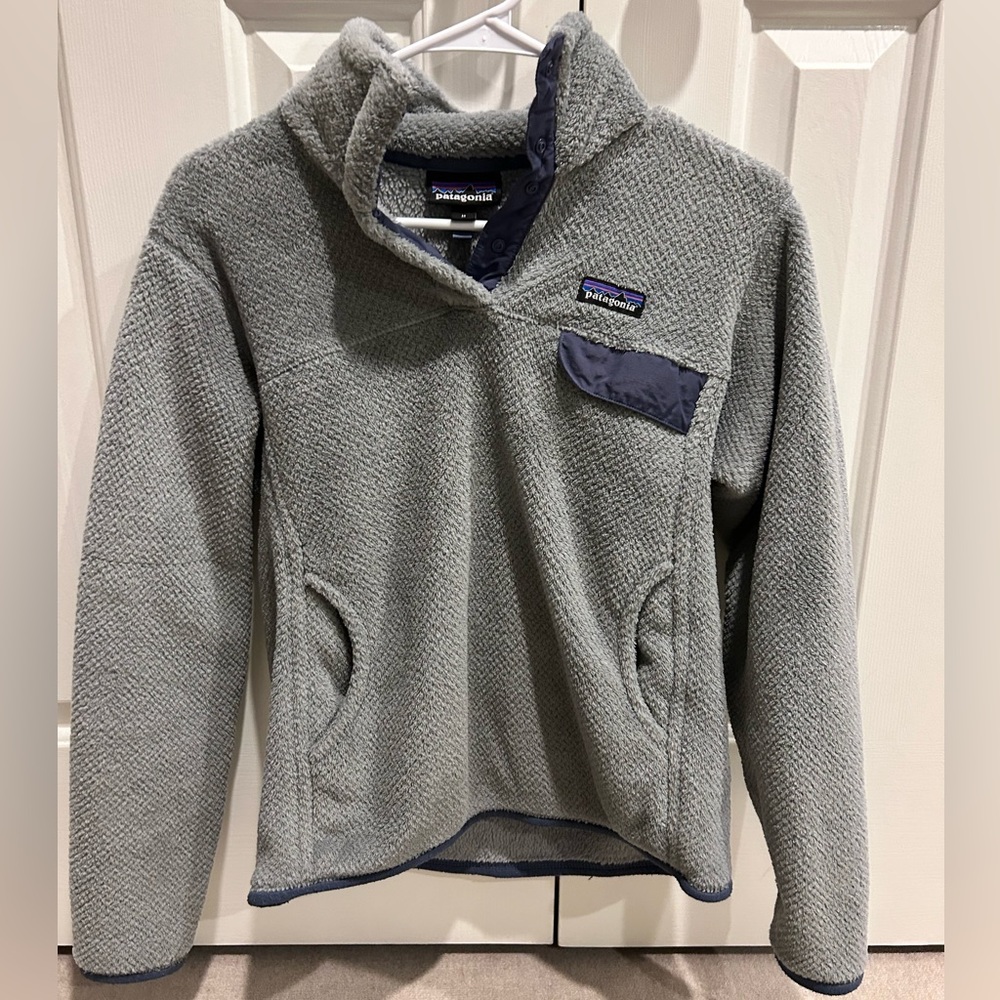 Great condition Patagonia re-tool fleece pullover. Light gray/blue. Women medium